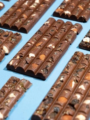 Image de Tablette de chocolat au lait, chocolat noir et ama